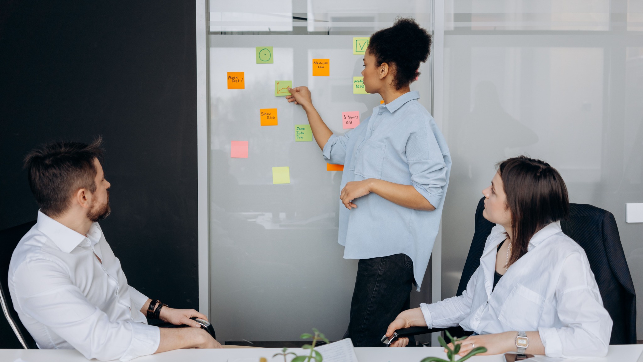 Equipo trabajando en una estrategia organizacional